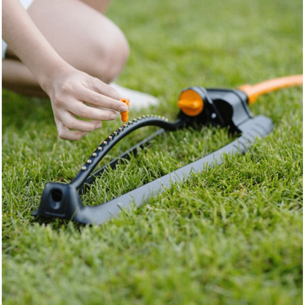 FISKARS Sprinkler oscillante con base in metallo (1023660)